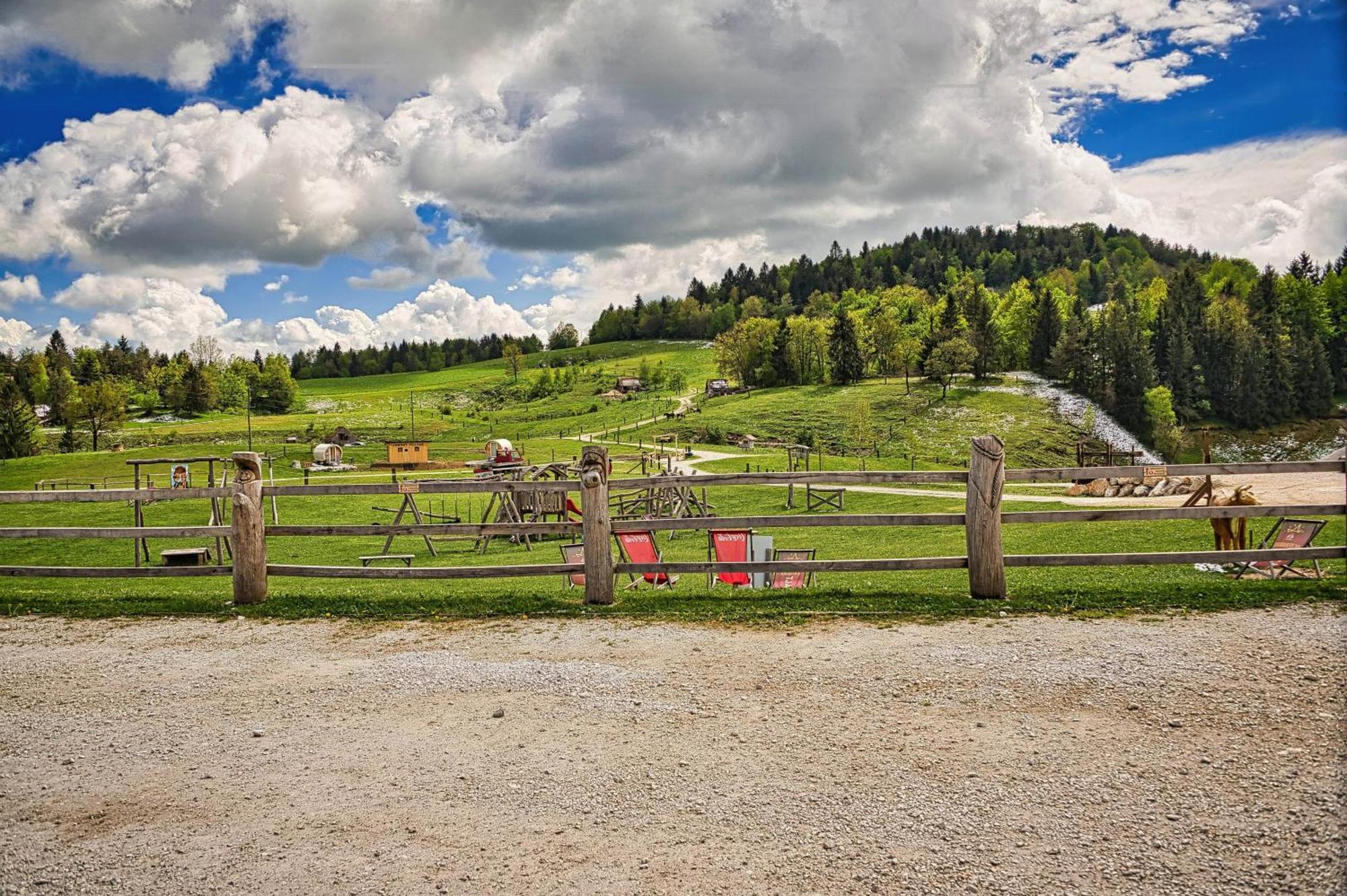Готель Cowboy'S Land Visnja Gora Екстер'єр фото